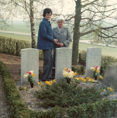 Moderen og søsteren til Jack White på Gl. Rye kirkegård.