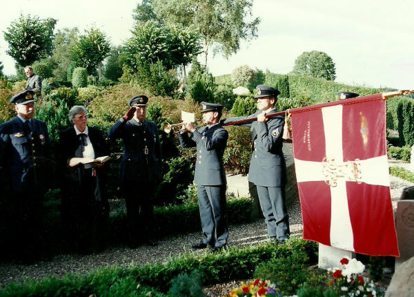 Mindehøjtidelighed på Gl. Rye kirkegård den 30. august 1994. 50-året for begravelsen af besætningen
