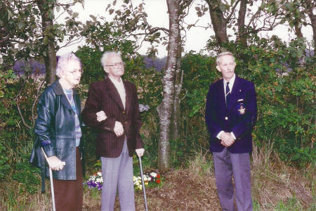 Mine bedsteforældre og Ole Kraul ved mindekorset på 50-årsdagen for styrtet den 27. august 1994.