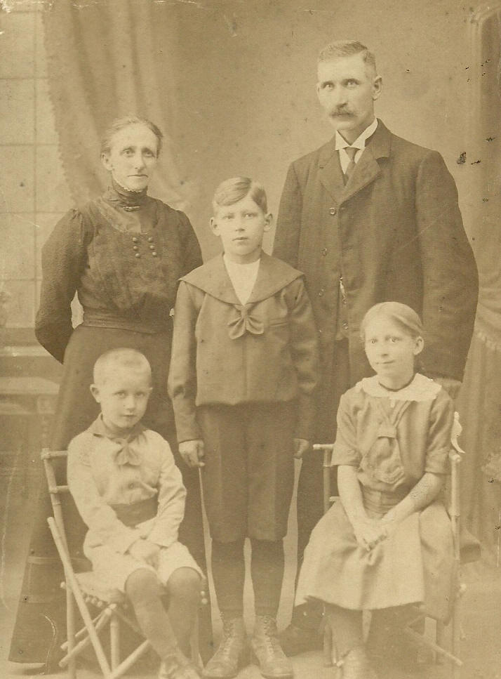 Familien lund bestende af Ane-Mette, Chresten og brnene Sigvald, Jens og Anna.