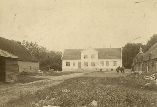 Gårdspladsen trænger til en oprydning.