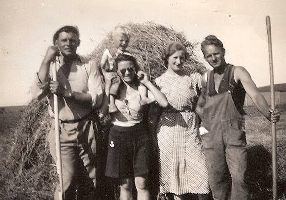 Ejner, Edith med Niels Jrgen p ryggen, Esther og  Svend. 