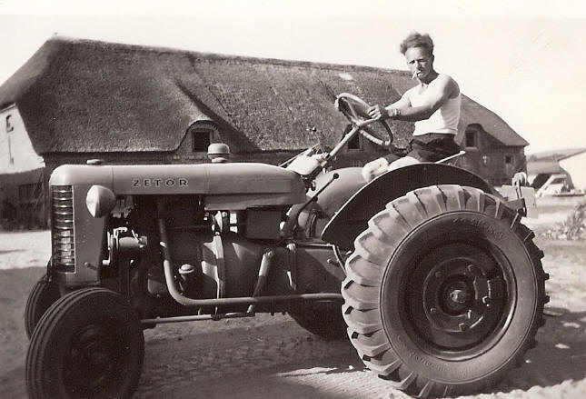 Min bedstefar Svend Andersen med gårdens første traktor i 1947.