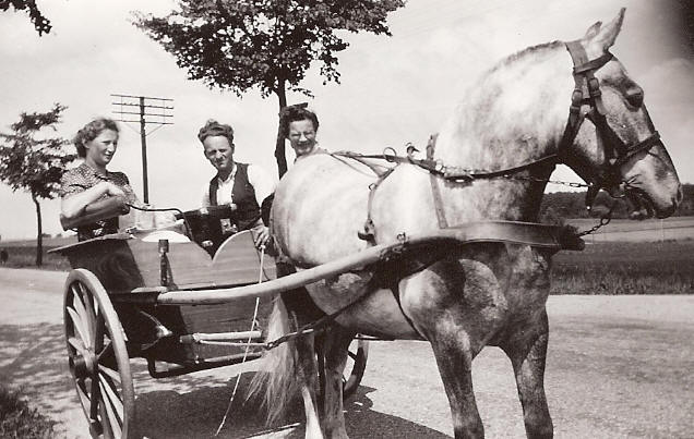 Esther, Svend, faster Edith og hesten Bjrn p vej til rutebilstationen. 