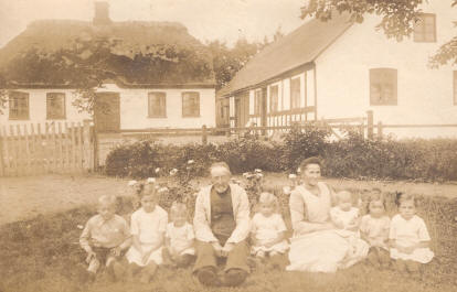 Marielyst. Billedet er taget i 1918 af faster Maria (sster til Jrgen Andersen) foran barndomshjemmet i Gedved.
